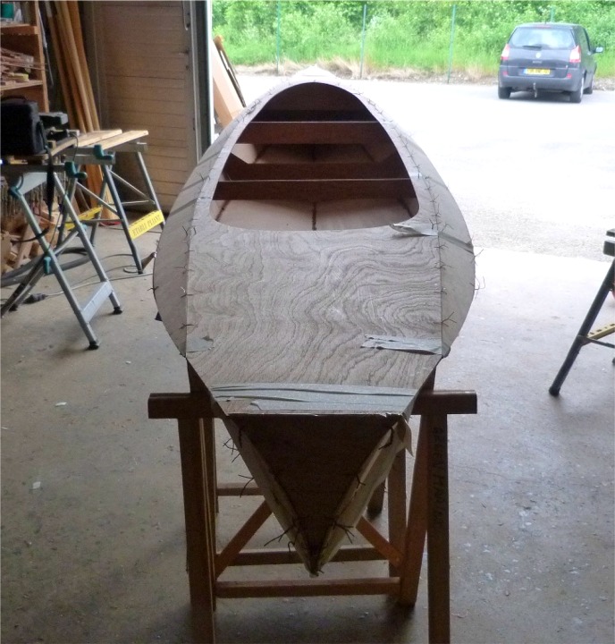 M&ecirc;me &eacute;tape vue de l'arri&egrave;re. Tous les &eacute;l&eacute;ments transversaux visibles ici sont temporaires : le Wood Duck Double dispose d'un cockpit de 2.15 m de long, ce qui va nous contraindre &agrave; ajouter une cloison partielle &agrave; l'endroit o&ugrave; le bras arri&egrave;re du SailRig enjambera le cockpit (le bras avant passera juste devant la pointe avant de l'hiloire, et celui de l'arri&egrave;re &agrave; mi-longueur du cockpit, &agrave; une vingtaine de centim&egrave;tres derri&egrave;re le si&egrave;ge avant). 