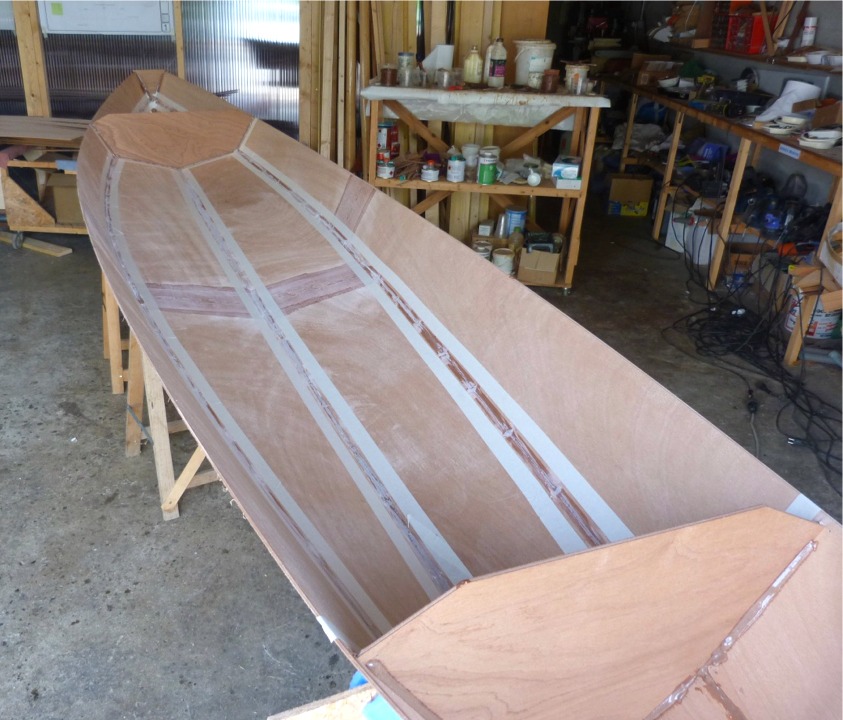 Le lendemain, nous avons s&eacute;par&eacute; le pontage de la coque, avons extrait toutes les sutures et nous appr&ecirc;tons &agrave; faire les joints d&eacute;finitifs, nettement plus cons&eacute;quents que ceux du premier collage. Les bandes de masquage nous permettront de r&eacute;aliser &agrave; coup s&ucirc;r des joints nets dans le cockpit, l&agrave; o&ugrave; ils seront tr&egrave;s visibles. 