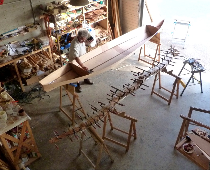 Nous avons termin&eacute; cette seconde journ&eacute;e en "moulant" les neuf plis du premier bras de liaison du SailRig sur le chantier en MDF fourni avec le kit, avec l'aide de St&eacute;phane, qui construit un avion et le collera et le stratifiera &agrave; l'&eacute;poxy : il est venu "mettre les mains dedans" pour se faire une id&eacute;e de ce qui l'attend. Je n'ai pas de photo d'action car la phase de mise en place de la liasse de lattes encoll&eacute;es sur le chantier fut assez intense... et salissante ! 