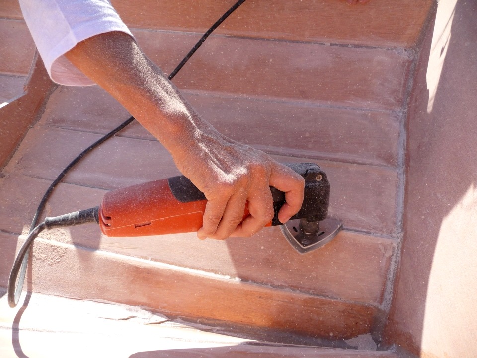 Toute la surface doit être poncée afin d'éliminer toutes les arêtes dures, éliminer les traces d'époxy chargée et dépolir la surface des joints. 