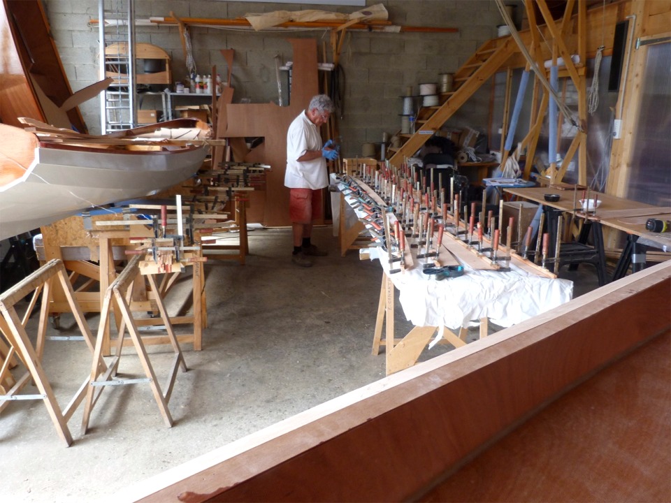 Pierre a sorti toute ma collection de presses et de pinces pour le collage des serres bauqui&egrave;res en haut des panneaux lat&eacute;raux des flotteurs du SailRig. 