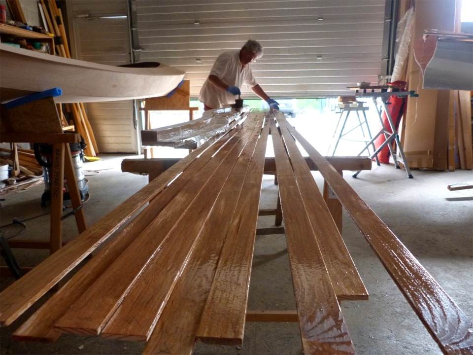 Pierre termine l'encollage &agrave; l'&eacute;poxy charg&eacute;e des neuf plis du second bras de liaison que nous allons ensuite presser sur le moule, que nous avons lib&eacute;r&eacute; du premier bras de liaison apr&egrave;s durcissement de l'&eacute;poxy.