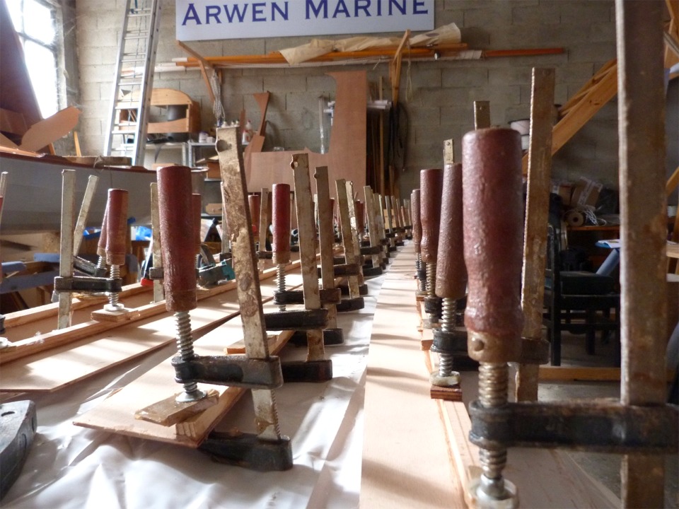 Gros plan sur le collage des serres bauqui&egrave;res. 