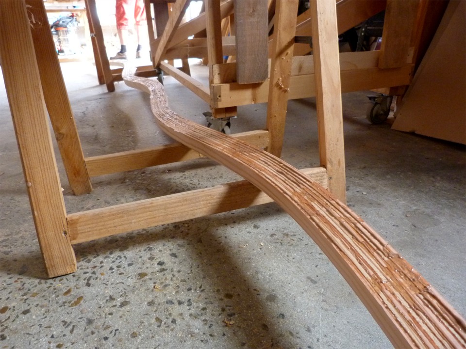 Je saisis cette image du premier bras de liaison tout occup&eacute; &agrave; sinuer pr&egrave;s du sol. Sa forme est bas&eacute;e sur une petite vague centrale (au dessus de la coque centrale), un creux et une vague plus large qui redescend pour se fixer sur le flotteur de chaque cot&eacute;. 