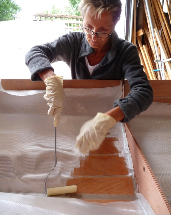 Le tissu de verre "mouillé" de résine devient transparent et sera presque invisible dans le bateau terminé. 