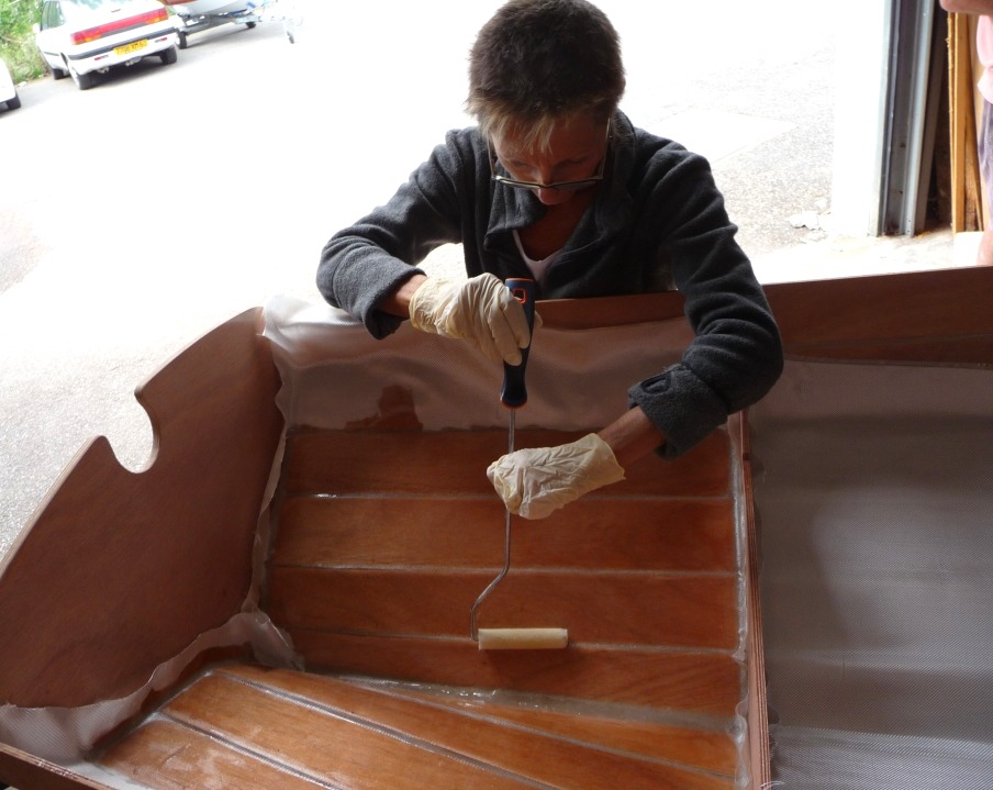 Le travail est assez lent car il faut transf&eacute;rer la r&eacute;sine du rouleau au tissu. 