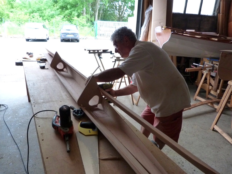 Pierre a atttaqu&eacute; la couture les flotteurs : il est ici occup&eacute; &agrave; coudre le bord&eacute; tribord du flotteur b&acirc;bord. 