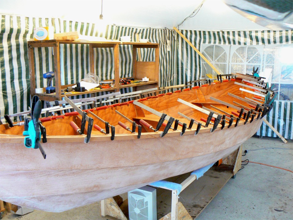 Et voil&agrave; ! J'ai compt&eacute; 59 presses, plus deux serre-joints automatiques et 4 pinces ! J'ai aussi mis 10 vis dans les guirlandes pour tenir les extr&eacute;mit&eacute;s impossibles &agrave; presser. L'&eacute;poxy sur l'ext&eacute;rieur du bord&eacute; est ponc&eacute;e, ce qui lui donne cet aspect blanch&acirc;tre et terne. 