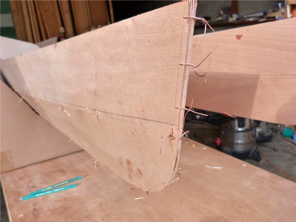 Gros plan sur l'&eacute;trave de l'un des flotteurs, qui montre bien comment les panneaux sont cousus gr&acirc;ce &agrave; des sutures en fil de cuivre. 