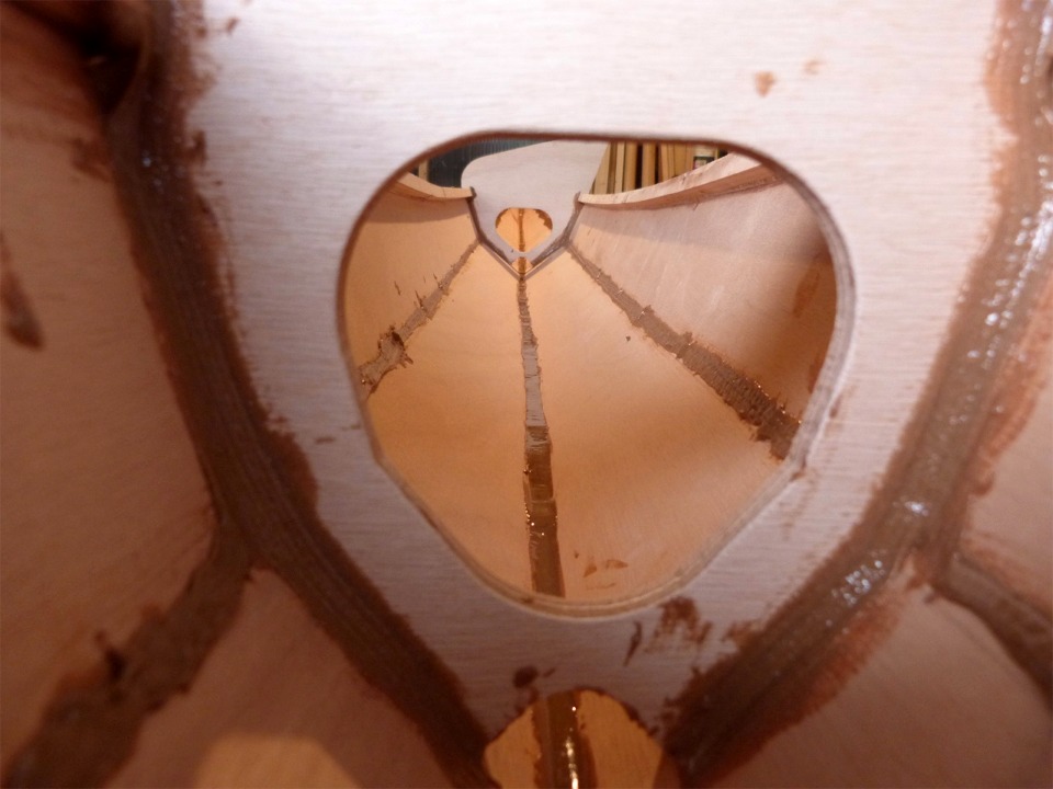 Vue imprenable de l'int&eacute;rieur du flotteur tribord apr&egrave;s le collage. 