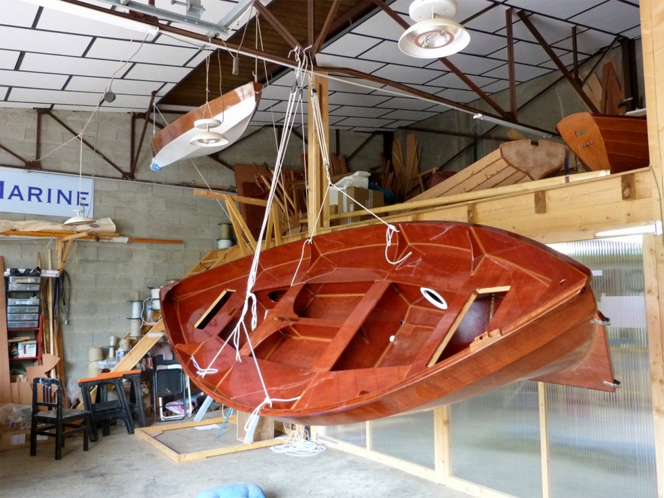 Nous utilisons deux palans &agrave; six brins pour retourner "Gandalf", dont je dois faire la peinture ext&eacute;rieure, apr&egrave;s avoir termin&eacute; le vernis voil&agrave; quelques jours. La coque est d'abord suspendue &agrave; l'horizontale, puis le palan tribord est raidi pour mettre la coque sur la tranche. 