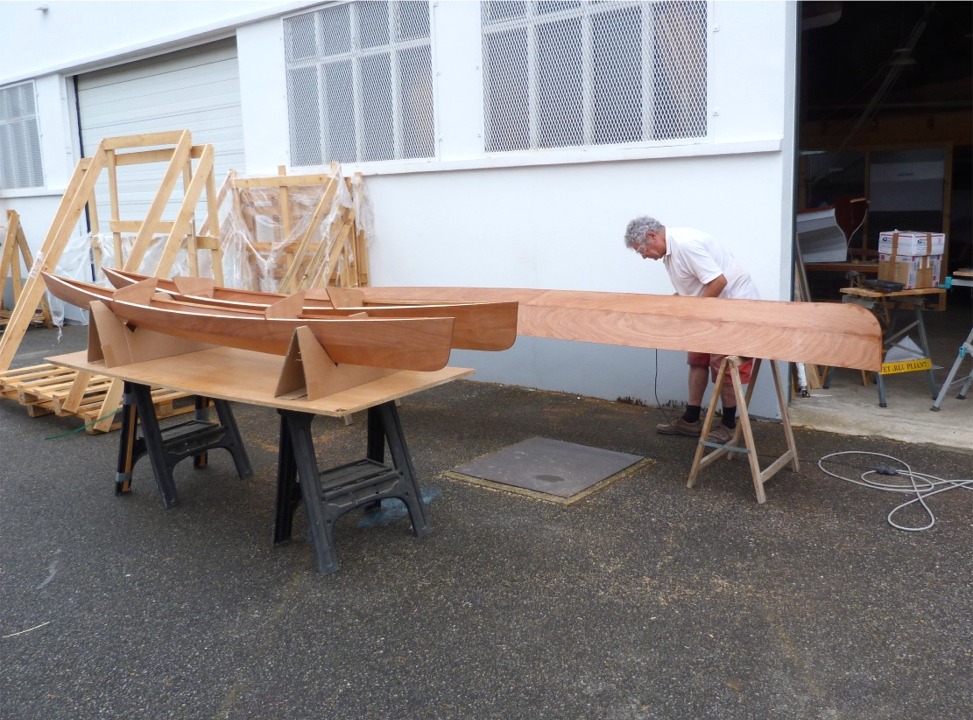 J'ai ponc&eacute; l'ext&eacute;rieur de la coque de Gandalf et l'ai rentr&eacute; en attendant sa peinture. Nous avons sorti le Wood Duck et les flotteurs du SailRig. Pierre ponce l'ext&eacute;rieur de la coque du Wood Duck en vue de sa stratification. 