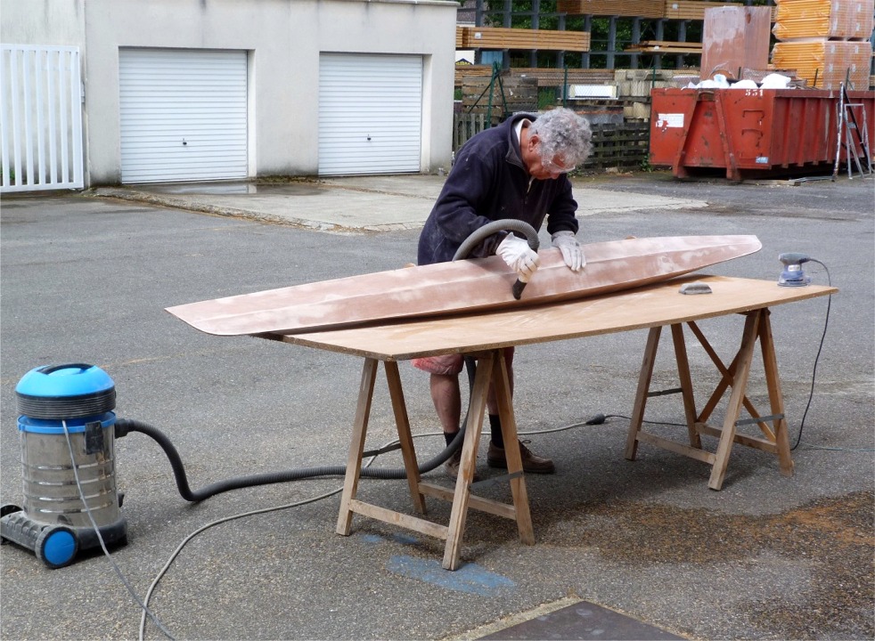 Pierre passe un coup d'aspirateur apr&egrave;s avoir ponc&eacute; le flotteur b&acirc;bord. 