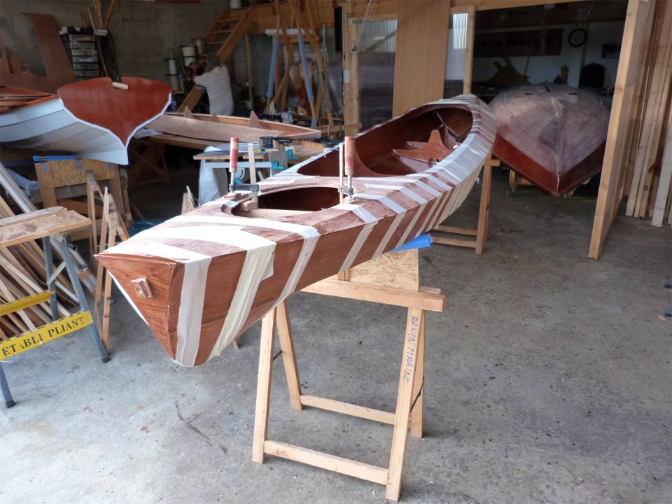 Les joints sont faits et il n'y a plus qu'&agrave; attendre que l'&eacute;poxy durcisse. On aper&ccedil;oit sur le tableau arri&egrave;re la vis qui bloque une cale d'&eacute;paisseur sur l'int&eacute;rieur du tableau arri&egrave;re pendant son collage. Elle nous permettra de visser le femelot de gouvernail sur le tableau. 