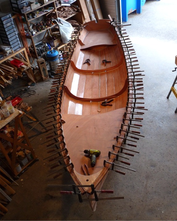 Cette opération est l'avant-dernière opération importante de construction, il ne restera plus qu'a coller l'aileron, après la stratification de l'extérieur de la coque. 