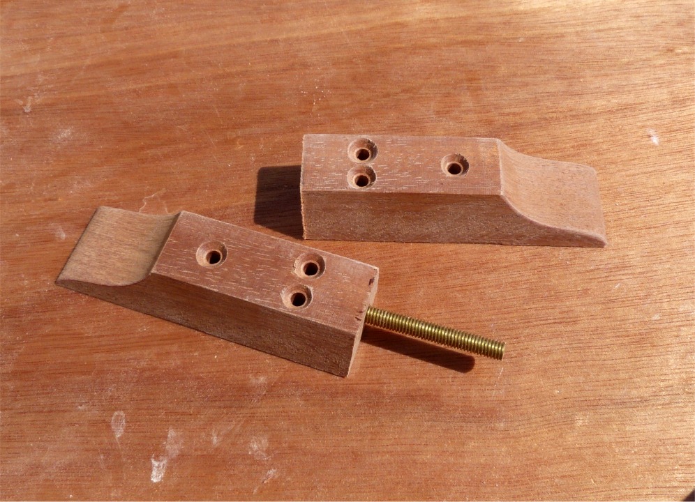 En parall&egrave;le, je pr&eacute;pare une r&eacute;paration sur la Yole de Chester de Jean : je vais faire traverser la t&ecirc;te de la membrure avant &agrave; ce bout de tige filet&eacute;e en laiton, qui est log&eacute; dans les deux cales qui seront elles-m&ecirc;mes fix&eacute;es m&eacute;caniquement par des vis en bronze sur l'int&eacute;rieur du liston. En effet, le bord&eacute; s'arrache de la membrure avant du fait des d&eacute;formations de la coque dans le clapot (Jean utilise sa Yole de Chester &eacute;quip&eacute;e d'un portant &agrave; si&egrave;ge mobile Piantedosi sur la rade de Brest). Les joints-cong&eacute;s d'&eacute;poxy n'ont pas boug&eacute;, mais le contreplaqu&eacute; se d&eacute;lamine et se d&eacute;chire sous le collage...