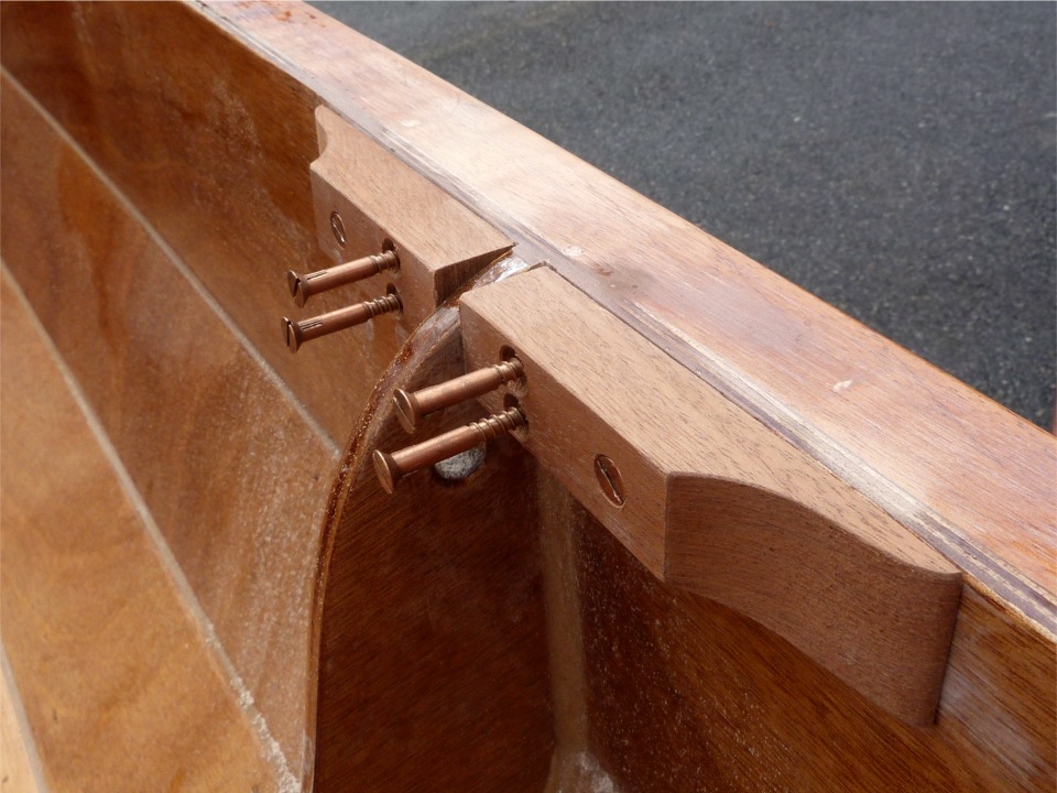 Voici les cales en place, avant vissage et collage &agrave; l'&eacute;poxy. Le montage fait une liaison entre la t&ecirc;te de membrure et le liston, qui est le seul &eacute;l&eacute;ment de structure longitudinale de la yole. 