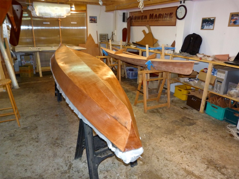 La stratification de l'ext&eacute;rieur de la coque du Wood Duck Double est faite, et nous avons coll&eacute; le pont des deux flotteurs du SailRig. 