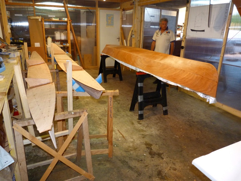 Le pont des flotteurs est constitu&eacute; de trois panneaux qui laissent passer la t&ecirc;te des cloisons sur lesquelles se fixeront les bras de liaison. Les panneaux sont clou&eacute;s et coll&eacute;s sur de petites serres bauqui&egrave;res. 