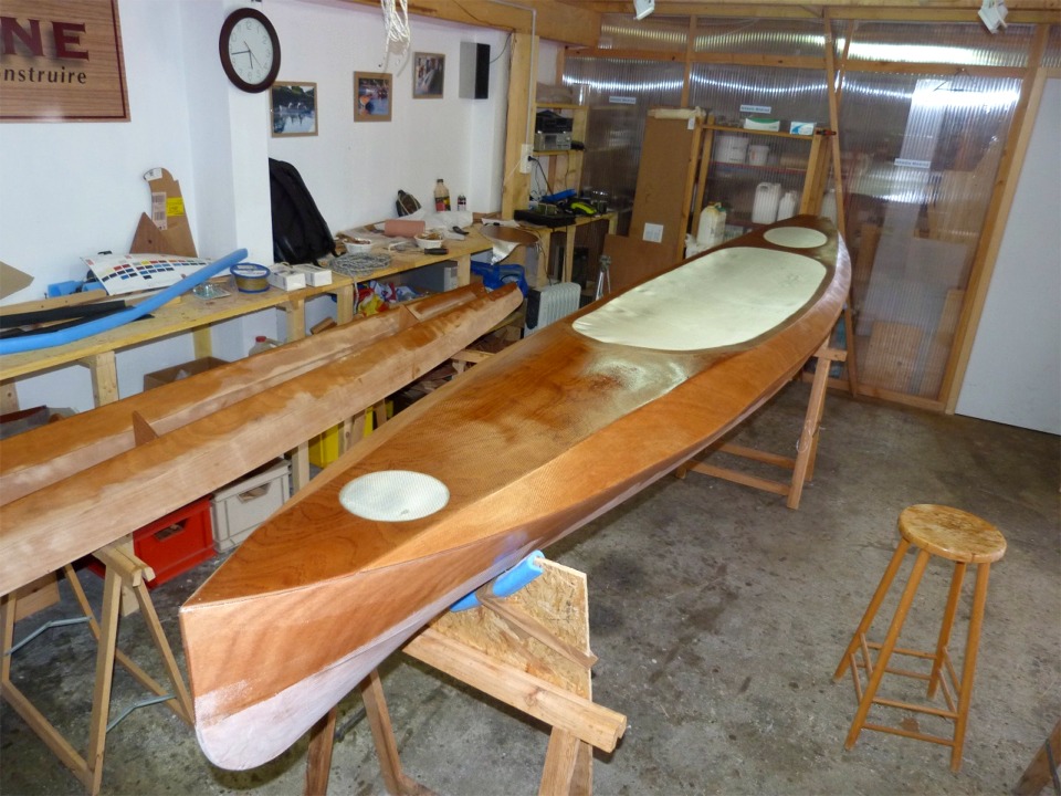 Voila qui est fait. Le tissu de verre sera coup&eacute; sur les trappes et sur le cockpit apr&egrave;s durcissement de l'&eacute;poxy. 