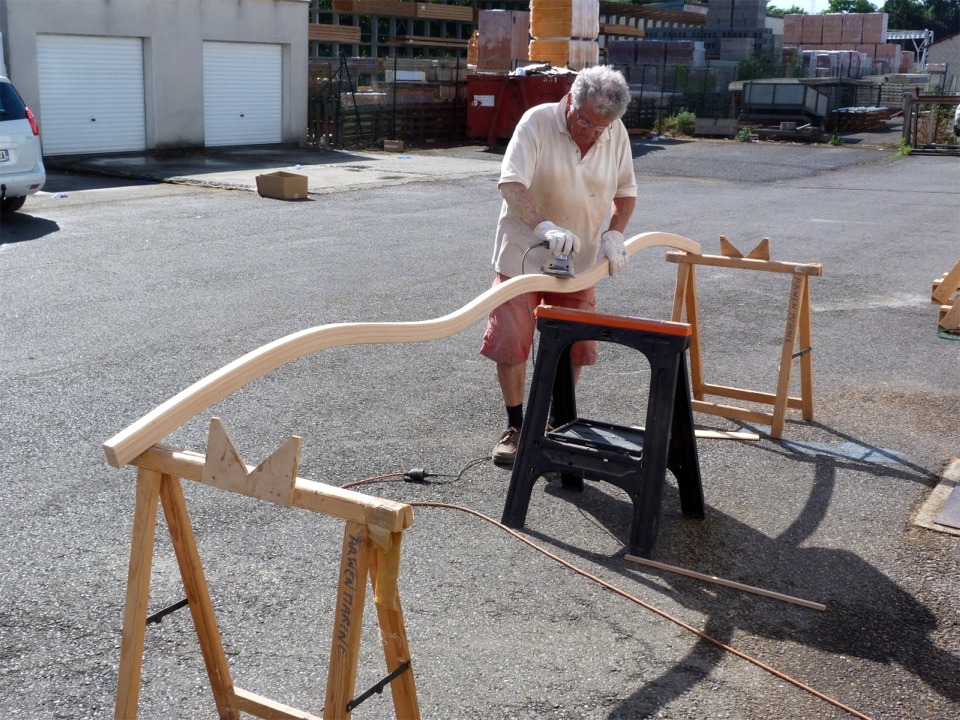 Pierre fait un pon&ccedil;age de finition sur les bras de liaison, dont nous avons cass&eacute; les angles &agrave; la d&eacute;fonceuse. 