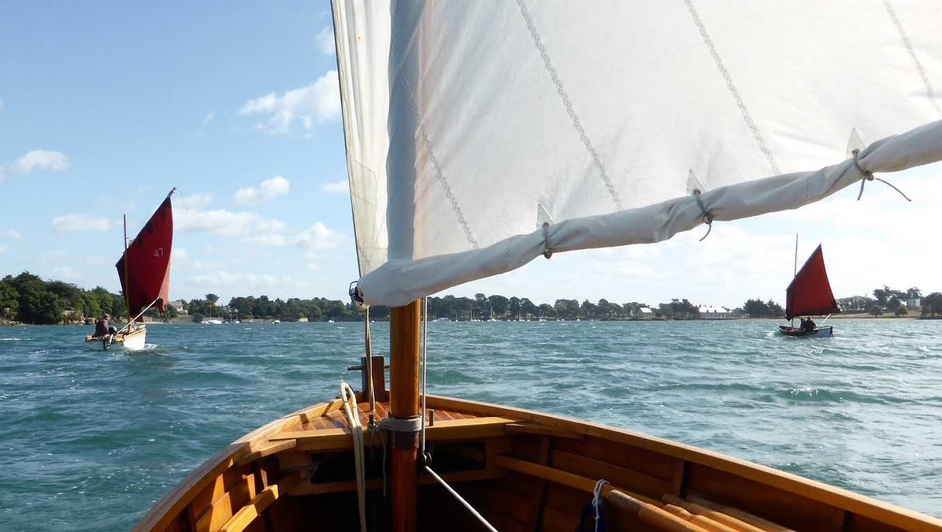 Jeudi 8 septembre, grand soleil et belle brise portante en approche de l'entrée du port de Vannes. On voit sur cette photo prise par Alban depuis la barre de son Ilur "Bénétin" qu'il a pris ses trois ris. J'ai aussi réduit au maximum sur "Gandalf", en prenant mes deux ris, alors que Pierre peut encore réduire car il a gardé son foc et n'a pris que deux ris sur son Pirmil "Thema". 