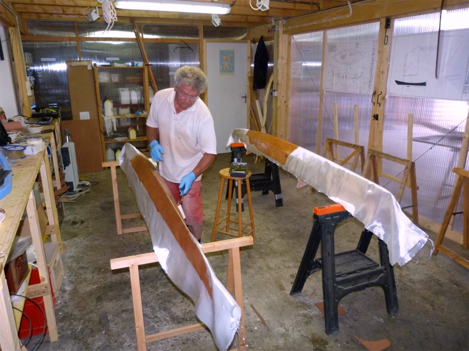 Nous stratifions la coque des flotteurs. Nous utilisons de nouveau le rouleau, nettement plus facile que la raclette sur ces surfaces quasi-verticales. 