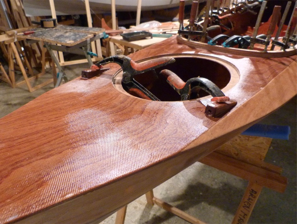 Nous avons coll&eacute; de petits blocs de sapelli pour les sorties des c&acirc;bles de commande du gouvernail. Les c&acirc;bles relient le guignol fix&eacute; sur la t&ecirc;te du gouvernail aux p&eacute;dales pivotantes des cale-pieds. 