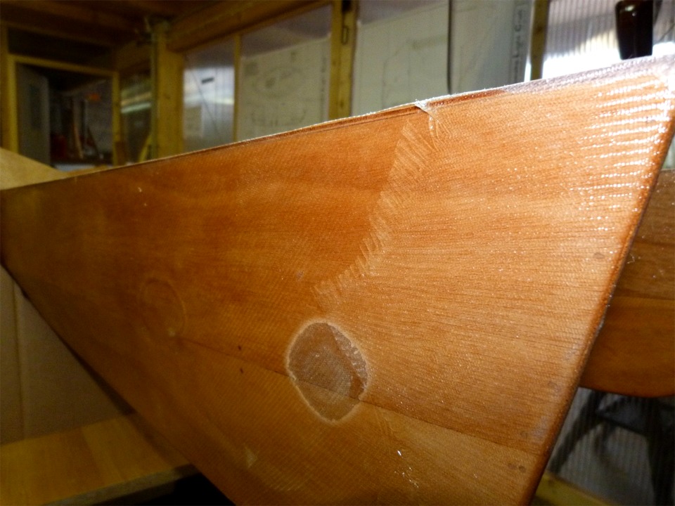 Nous avons jou&eacute; et perdu ! En effet, nous avons chauff&eacute; le local afin de h&acirc;ter le durcissement de l'&eacute;poxy, ce qui a provoqu&eacute; un d&eacute;gazage du contreplaqu&eacute; et de magnifiques bulles dans la stratification... Il n'y a plus qu'&agrave; d&eacute;couper ces bulles, poncer les bords et appliquer des rustines (petites pi&egrave;ces de tissu de verre satur&eacute;es d'&eacute;poxy), puis reponcer. 