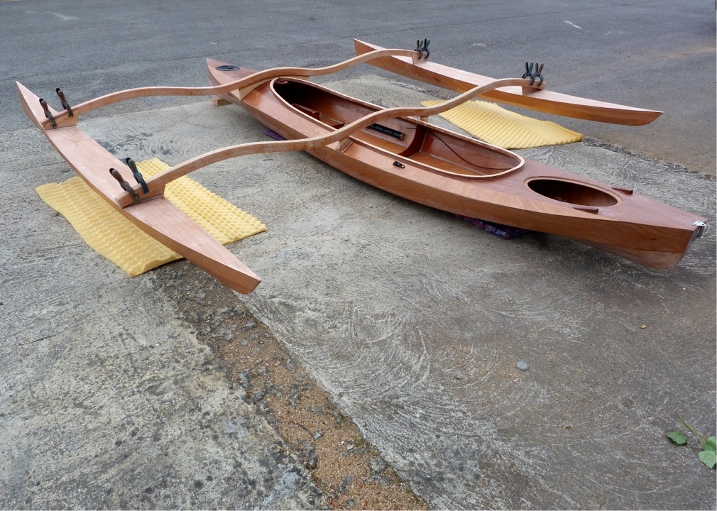 Le 30 mai, nous avions commenc&eacute; avec Pierre la construction accompagn&eacute;e d'un Wood Duck Double et d'un SailRig. Samedi soir 9 juin, nous avons du constater qu'il nous serait imposible de finir avant que Pierre doive retourner &agrave; Grenoble pour une r&eacute;union, apr&egrave;s 11 journ&eacute;es de travail &agrave; un rythme tr&egrave;s soutenu. Cette photo de dimanche matin 10 juin montre l'&eacute;tat d'avancement des travaux. Le plus gros est fait mais il reste une liste de t&acirc;ches &agrave; accomplir avant que ce petit trimaran navigue... C'est la premi&egrave;re fois que je n'arrive pas &agrave; terminer une construction accompagn&eacute;e dans le d&eacute;lai imparti et j'en suis fort d&eacute;confit...