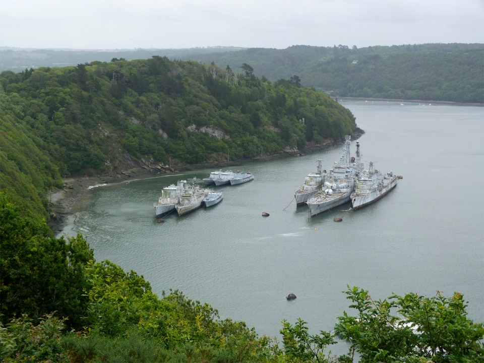 L'autre raison de ma pr&eacute;sence pr&egrave;s de Brest est la Route du Sable, qui se d&eacute;roule sur l'Aulne maritime en aval de Ch&acirc;teaulin. Nous sommes ici pr&egrave;s de Land&eacute;vennec, dans le dernier coude de l'Aulne avant son ouverture sur la rade de Brest, et ces navires sont d&eacute;sarm&eacute;s et attendent soit un retour en service actif (peu probable pour le "Colbert", au centre) ou plus s&ucirc;rement un d&eacute;part vers le chantier de d&eacute;molition. 