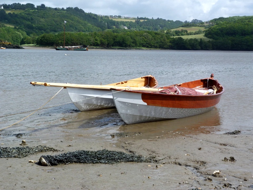 "Gandalf" et "La Marie Pupuce" sur la grève du Passage, à Rosnoen, en attendant le départ de la Route du Sable. Le ballast de "Gandalf" est rempli, et on voit qu'il est bien enfoncé pas son lest de 132 litres d'eau. 