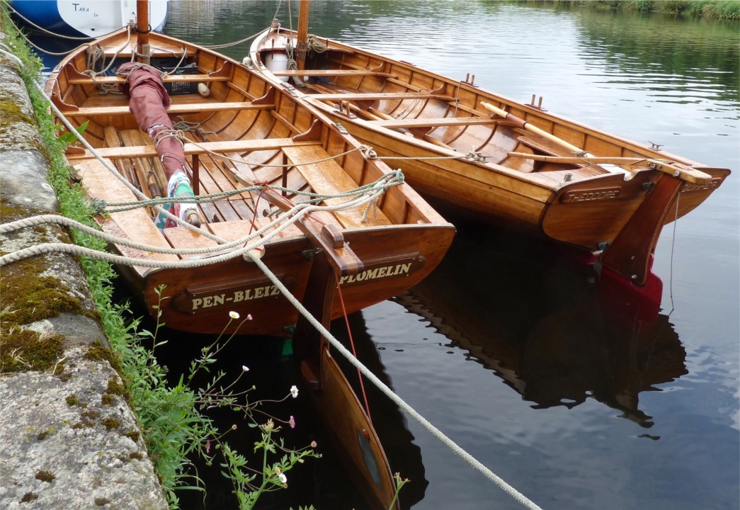 Les Yoles de l'Odet sont de jolis canots voile-aviron de 6.80 m de long bien toilés (18.50 m2). Elles ne correspondent pas à un type traditionnel mais ont été créées spécialement sur un programme de navigation voile-aviron par l'architecte François Vivier. 