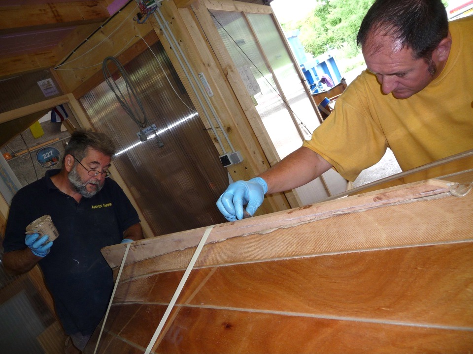 Deux Emmanuel s'appliquent sur le joint-cong&eacute; de tribord... 