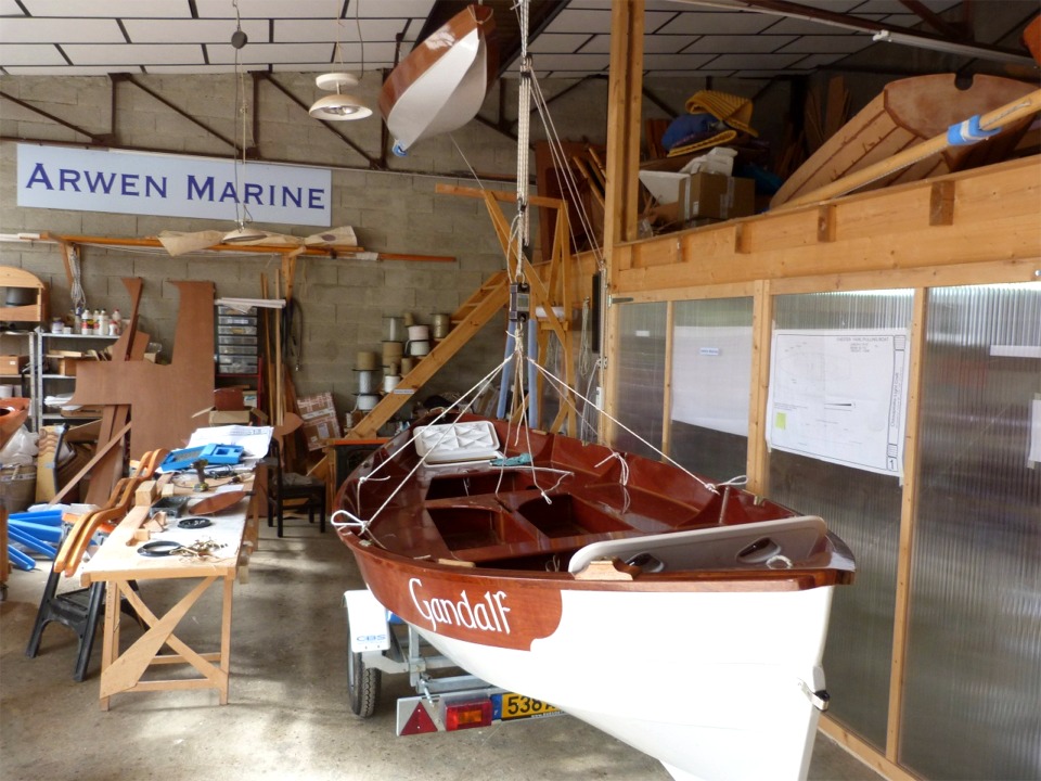 Gérard m'a prêté un dynamomètre et je pèse "Gandalf" afin de savoir enfin quel poids il fait par rapport au Skerry standard, plus petit de 20%, ce qui multiplie son poids théorique à aménagement intérieur égal (comme si on avait juste reproduit l'intérieur du Skerry en plus grand) par 1.73 et si j'avais utilisé du CP marine okoumé de 7.2 mm pour le bordé et de 10.8 mm pour la structure (ce qui n'est évidemment pas le cas). 