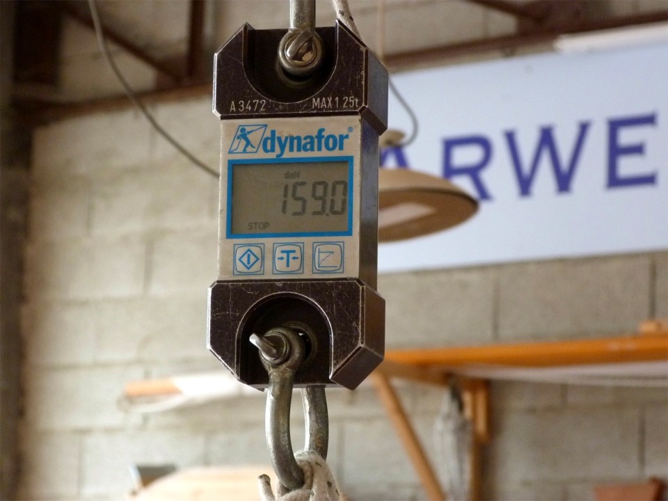 159 kg ! On est loin des 45 kg du Skerry standard... Pour ceux qui ne suivent pas régulièrement ces "nouvelles" (eh oui, je sais qu'il y en a), "Gandalf" est un Skerry dont j'ai augmenté les dimensions uniformément par un facteur de 1,2, ce qui par la règle du cube augmente son volume par 1,73. 