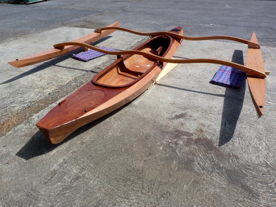 Montage d'essai des bras et des flotteurs du SailRig sur le Wood Duck Double de Pierre. Toute la surface a &eacute;t&eacute; ponc&eacute;e et une couche d'&eacute;poxy a &eacute;t&eacute; appliqu&eacute;e. Il ne reste plus qu'&agrave; reponcer et vernir, ou reponcer, repasser une derni&egrave;re conche d'&eacute;poxy et encore reponcer afin d'obtenir une surface encore plus lisse sous le futur vernis. 