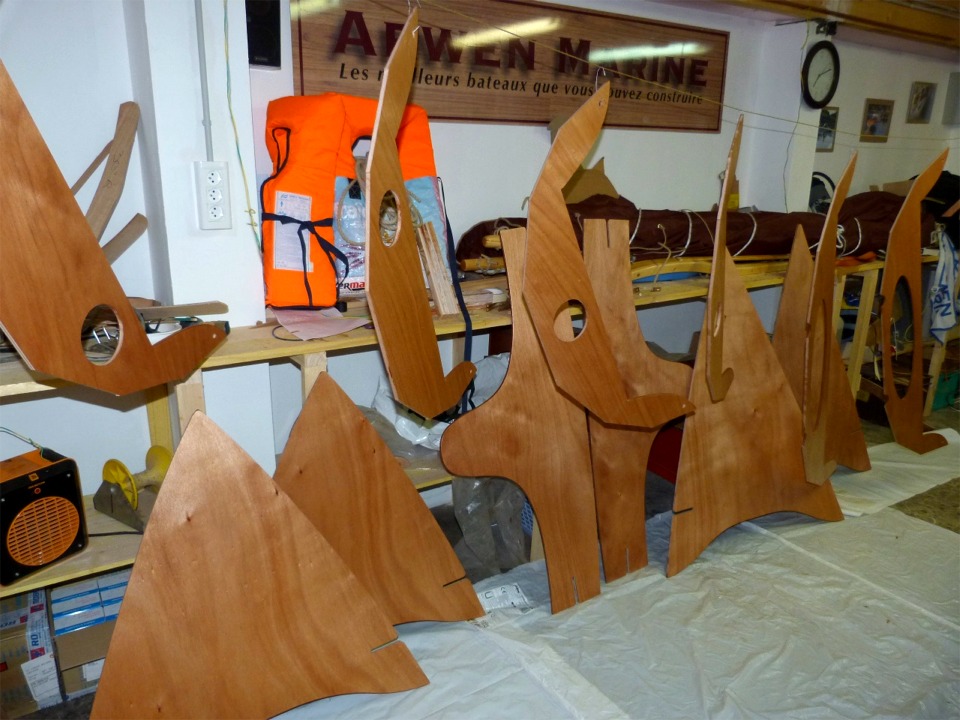 En parall&egrave;le, j'ai commenc&eacute; &agrave; pr&eacute;parer les deux kits de Skerry que nous allons construire pendant les Tonnerres de Brest avec leurs propri&eacute;taires. Voici toutes les membrures et les si&egrave;ges sur lesquels je viens de passer une couche d'&eacute;poxy d'impr&eacute;gnation. Je vais ensuite poncer pour &eacute;grener la surface et lui donner une accroche pour la couche suivante, la stratification ou les joints qui viendront ensuite. 