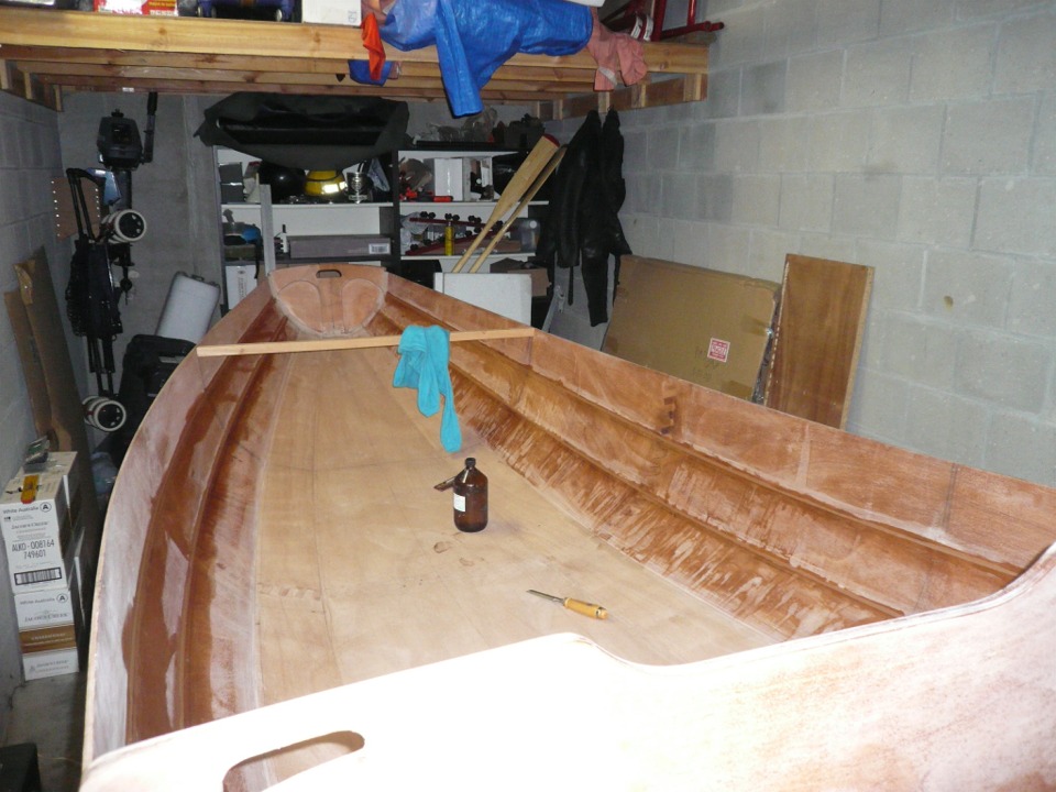 Patrick m'envoie des images du PassageMaker Dinghy qu'il construit en Belgique. Cette image montre que Patrick a déposé toutes ses membrures afin de stratifier l'intérieur de sa coque d'un seul tenant. 