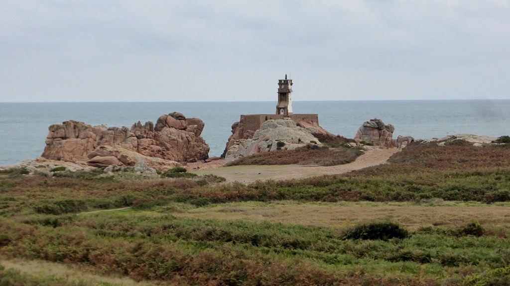 Samedi matin, balade à pied jusqu'au phare du Paon, à la pointe nord de l'ile afin de s'échauffer avant de prendre la mer et de laisser la marée monter, ainsi que le thermomètre... 