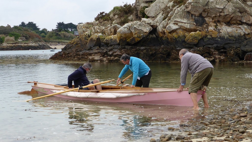 Quel luxe inconsidéré, nous utilisons L'Explorameur comme annexe ! Je finis de m'installer en passager tandis que Didier et Gérard maintiennent l'équilibre de l'esquif. Je vais ainsi aller chercher Gandalf et amener les autres skippers sur leur bateau afin de partir pour faire le tour de l'île en partant vers le nord à partir de la Corderie.