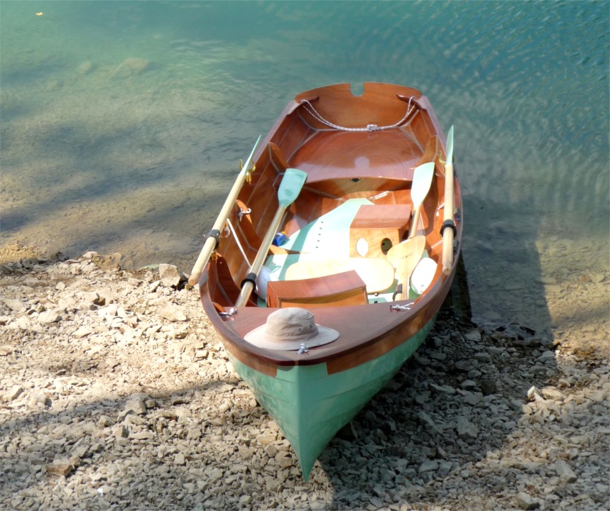 Emmanuel me dit que la bateau r&eacute;pond en tous points aux attentes plac&eacute;es en lui, et que l'apprentissage de la nage en double progresse. 