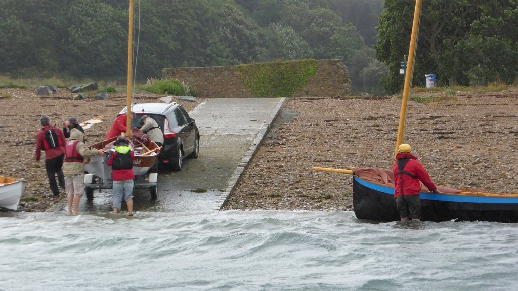 Nous sortons rapidement les bateaux sous la pluie qui commence et le vent qui forcit. 