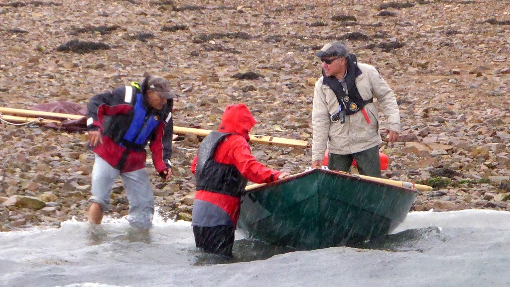 On voit sur cette dernière image d'Alban, ancré à quelques mètres de la grève, que la pluie tombe bien alors que nous nous activons autour des bateaux. 