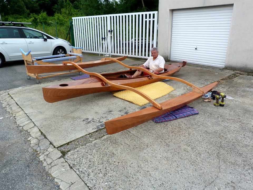 Pierre s'installe &agrave; bord pour valider la position du si&egrave;ge et du dosseret arri&egrave;re. 