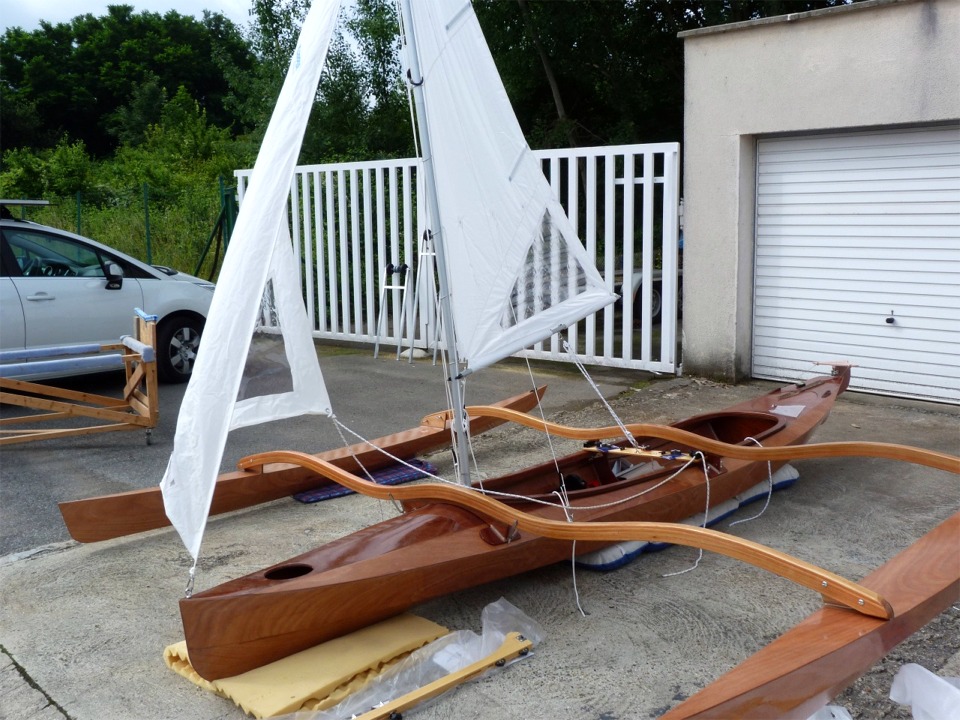 Les &eacute;coutes du gr&eacute;ement Klepper sont renvoy&eacute;es sur une planchette clips&eacute;e en travers du kayak devant le barreur. Elle ne sera pas n&eacute;cessaire car le dessus du bras arri&egrave;re la remplacera. 