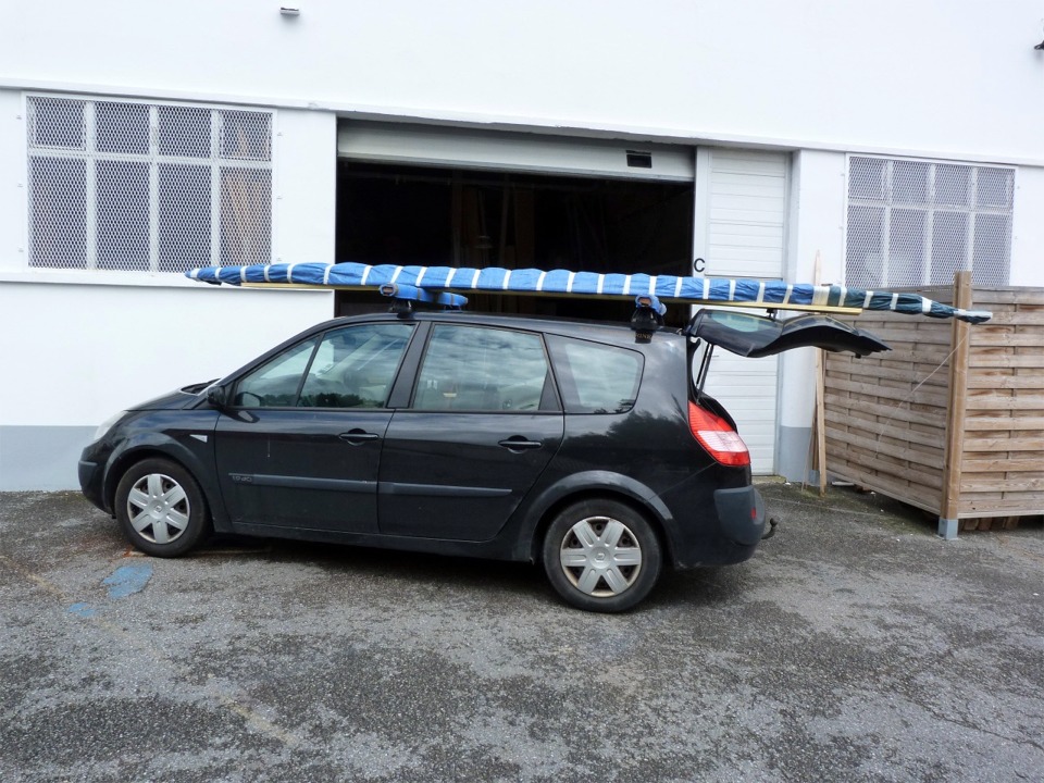 Les pr&eacute;visions m&eacute;t&eacute;o m'ont tr&egrave;s fortement incit&eacute; &agrave; emballer tous les panneaux de coque dans une b&acirc;che &eacute;tanche car le paquet de presque 5 m de long ne rentre pas dans la voiture. Et non, ce n'est pas une momie de crocodile bleu du Nil ! 