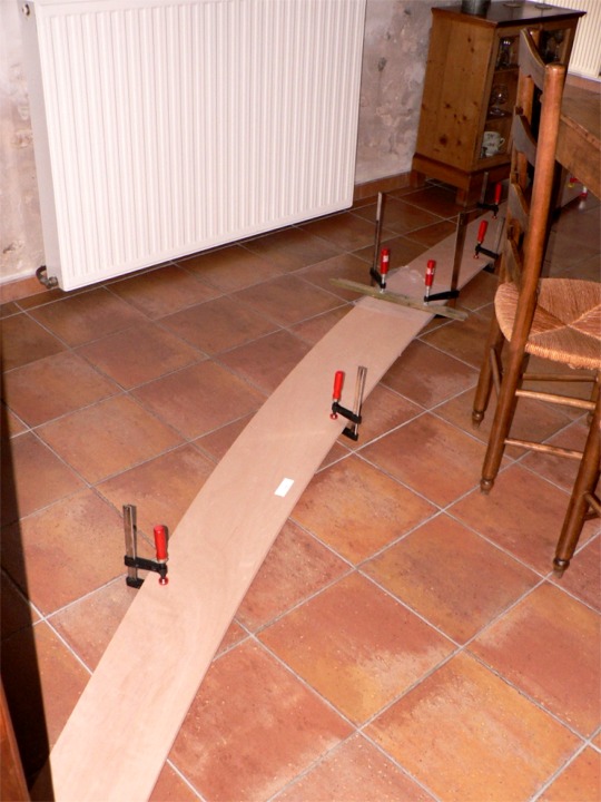 Richard m'envoie depuis le B&eacute;arn ces premi&egrave;res images de la construction de son Skerry : voici deux bord&eacute;s dont les scarfs sont en cours de collage. L'atelier (garage) de Richard n'&eacute;tant pas chauff&eacute;, il fait les premiers collages dans la maison ! 