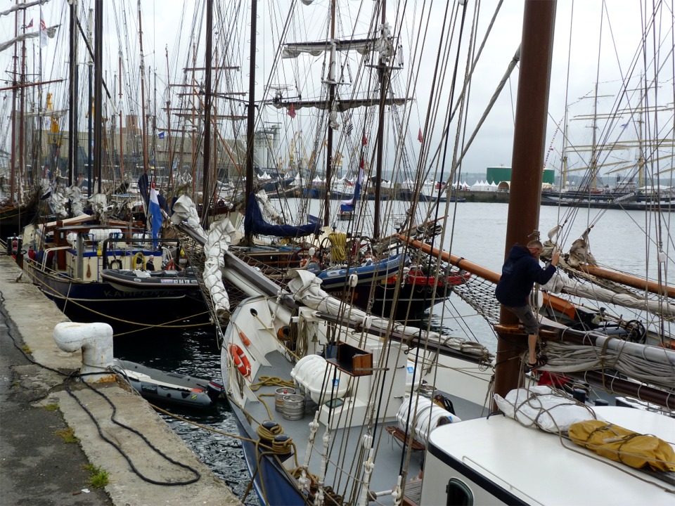 Nous voilà à Brest pour les "Tonnerres" 2012 ! Comme prévu, j'ai apporté avec moi les deux kits de Skerry que j'ai préparés à l'atelier pour hâter leur construction car nous n'aurons que 6 journées de travail pour construire les bateaux et les lancer le dernier jour de la fête. Les Skerry seront construits sur l'espace "Construire un bateau" dans le cadre d'un évènement de type "family boatbuilding" inspiré de ce qui ce se fait lors des "boatshows" américains. L'un sera construit par deux amis futurs médecins et l'autre par une équipe familiale "père-fils", Dans le même cadre, notre confrère Icaraï construira une plate "Gazec 12" et "Le Bois Courbe" construira six canoës "Caïman". De plus, des élèves du lycée professionnel Jean Moulin d'Audierne construisent ou finissent diverses embarcations (pirogue, annexe pliante, etc). 