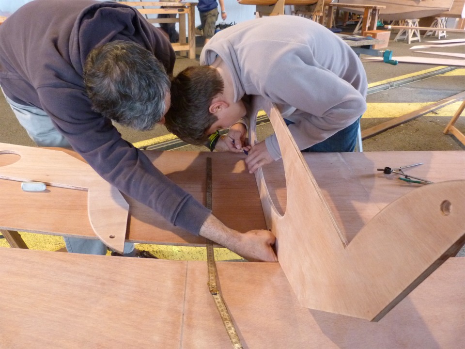 L'évènement "Je construis mon bateau" s'inscrit dans l'espace "Construire un bateau" des "Tonnerres de Brest". C'est la première fois qu'un grand festival maritime (et Brest est sans conteste le plus grand au monde) organise un tel évènement en France. Le succès auprès du public (et des constructeurs) est tel que nous verrons certainement de tels évènements intégrés dans les fêtes maritimes françaises dans le futur. Très nombreux sont les visiteurs qui nous disent "Ah ! si j'avais su, je me serais inscrit aussi..." Et bien ce sera possible bientôt ! 